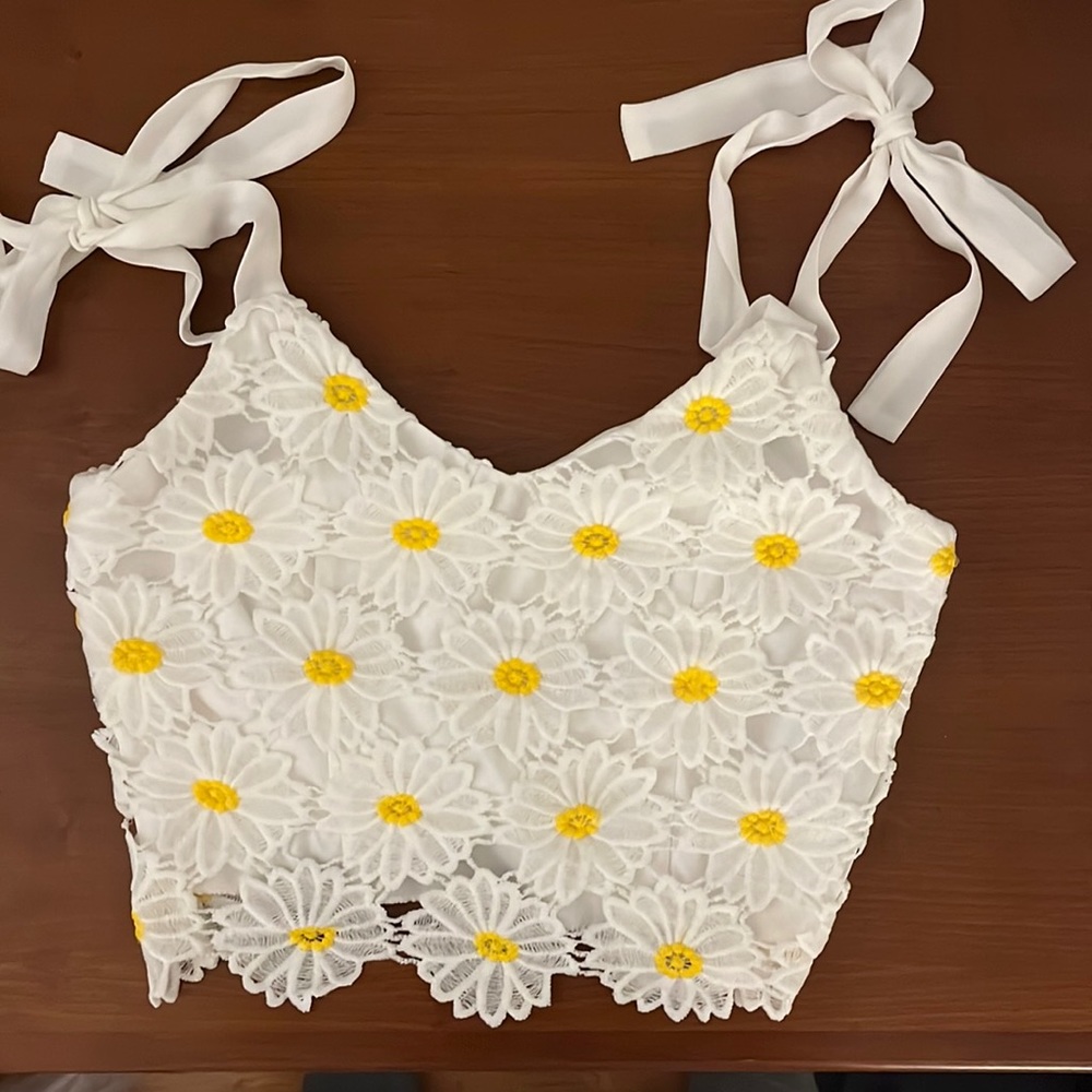 Altar’d state white flower top size small never worn